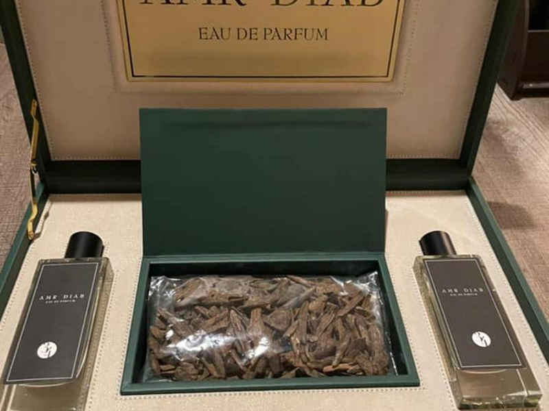 عمرو دياب يهدي تركي آل الشيخ زجاجتي عطر وبخور غالي الثمن